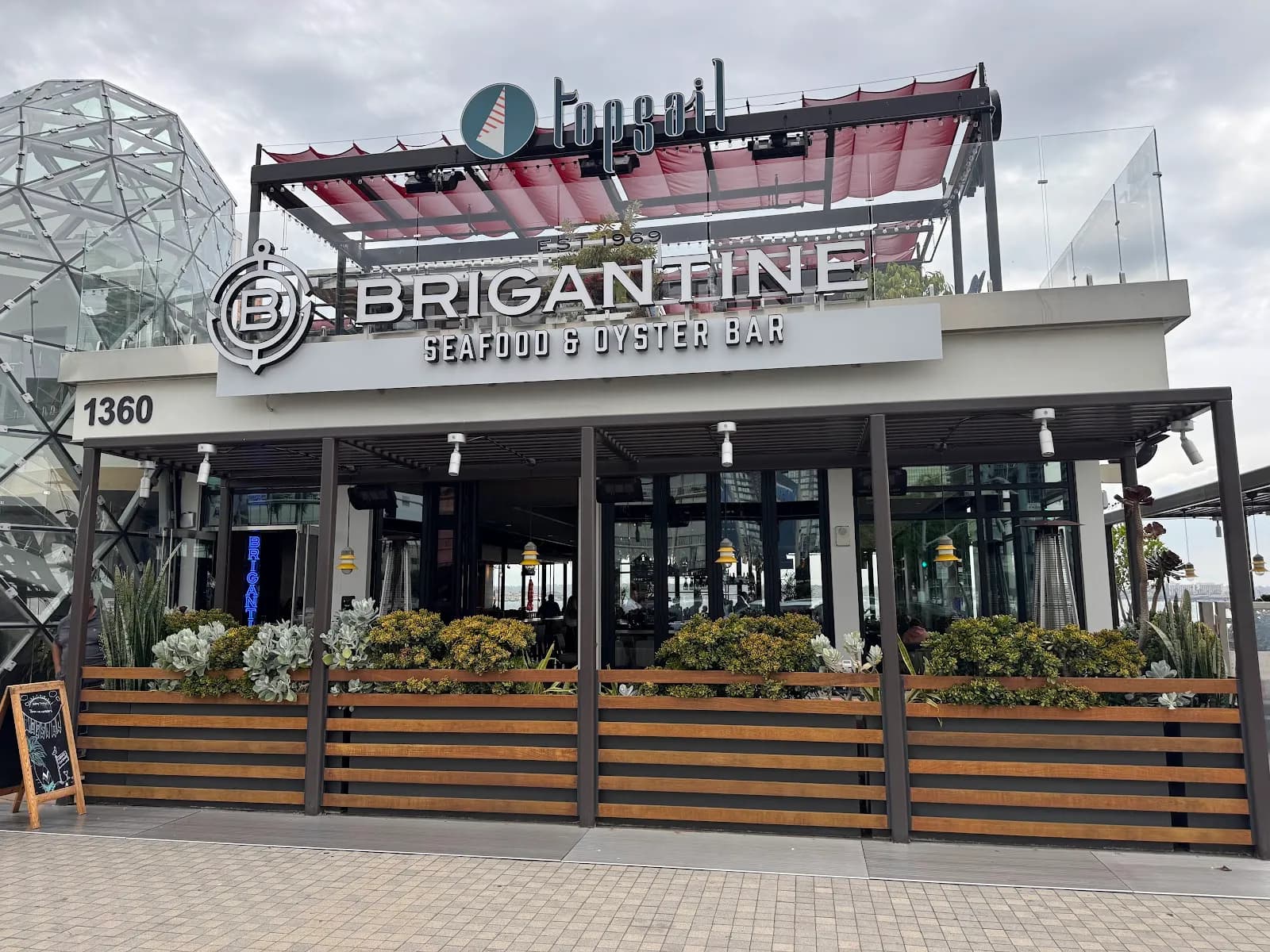 Brigantine Seafood & Oyster Bar, Seafood in Little Italy