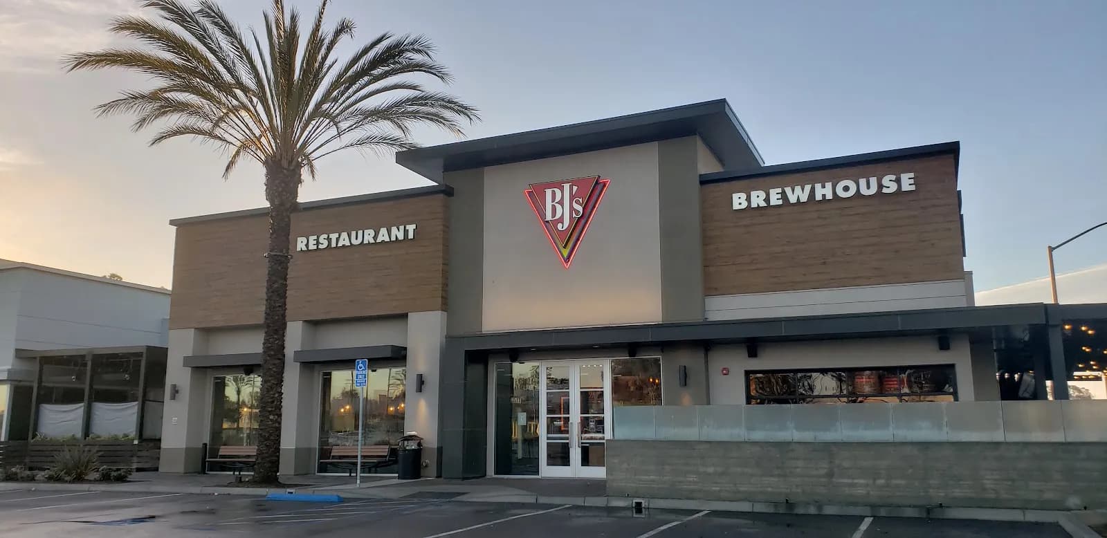 BJ's Restaurant & Brewhouse, Pizza in University City