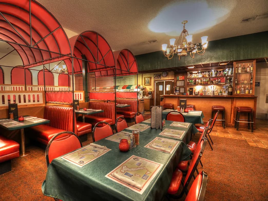 Mona Lisa Italian Foods, Pizza in Little Italy