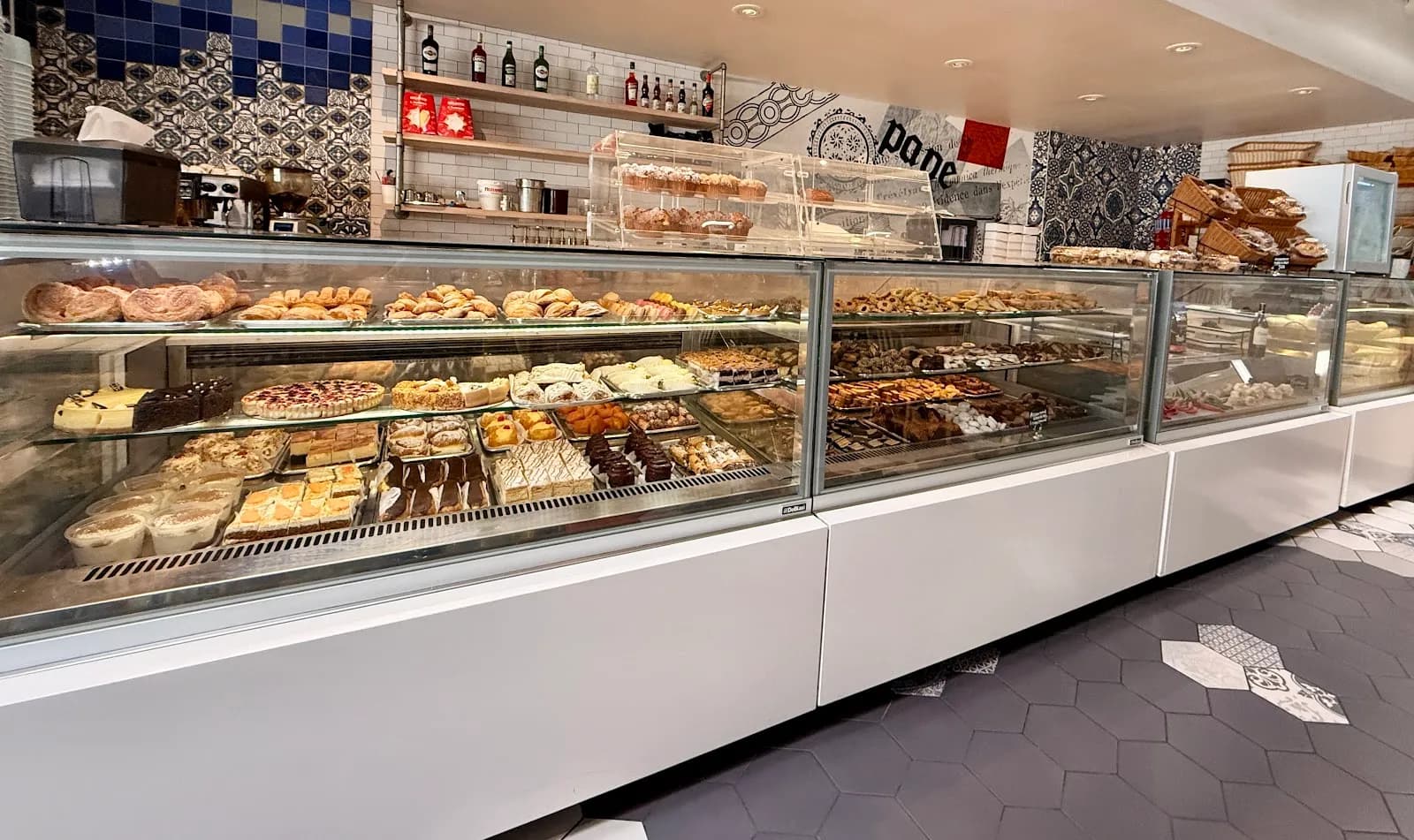 Solunto Restaurant & Bakery, Pizza in Little Italy