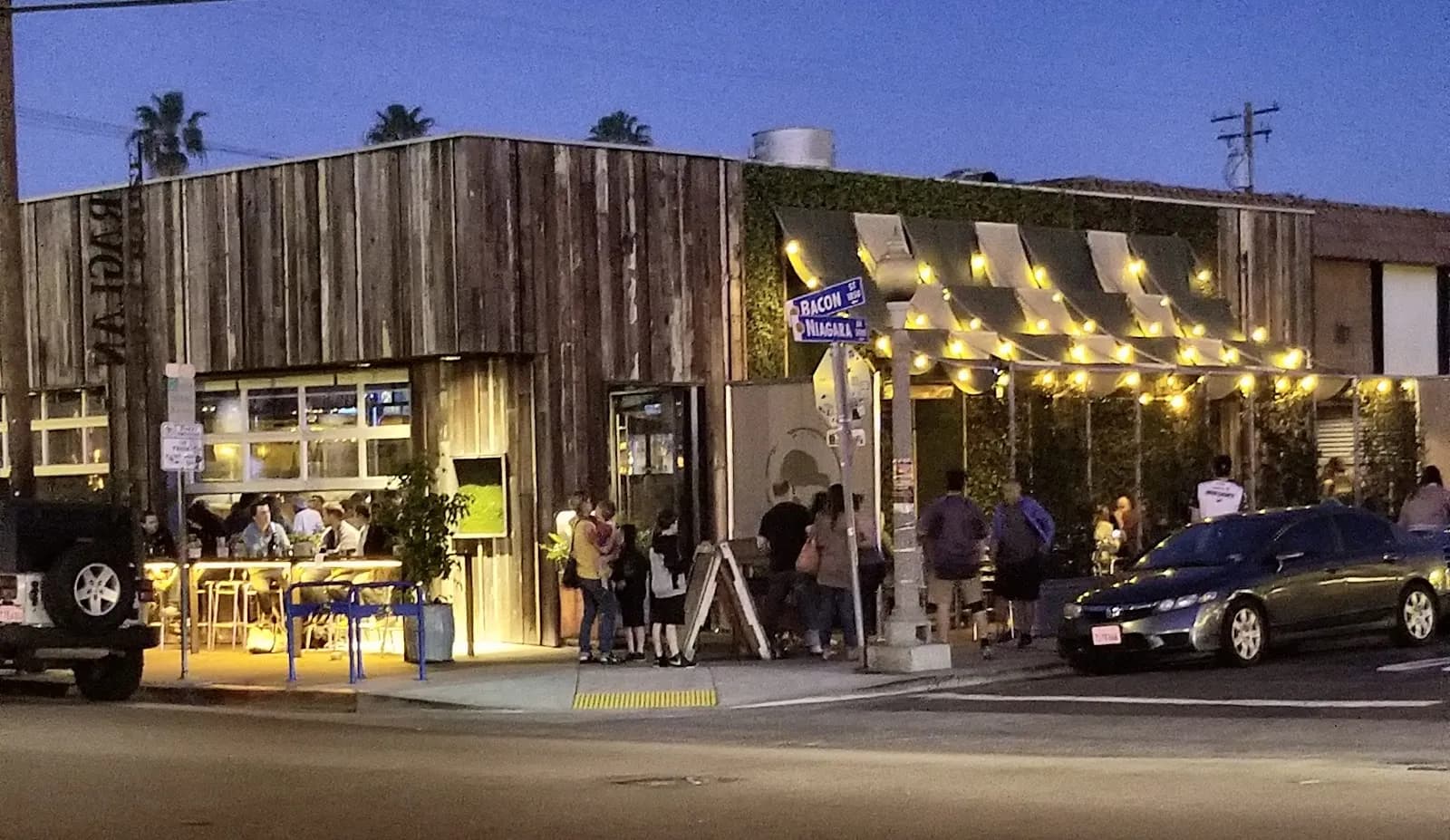 Raglan Public House in Ocean Beach