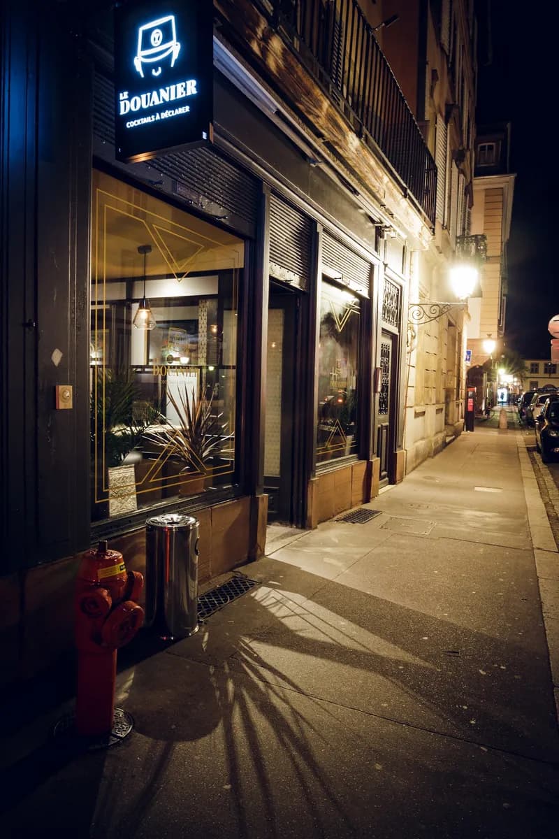 Le Douanier, Bars in Grande Île