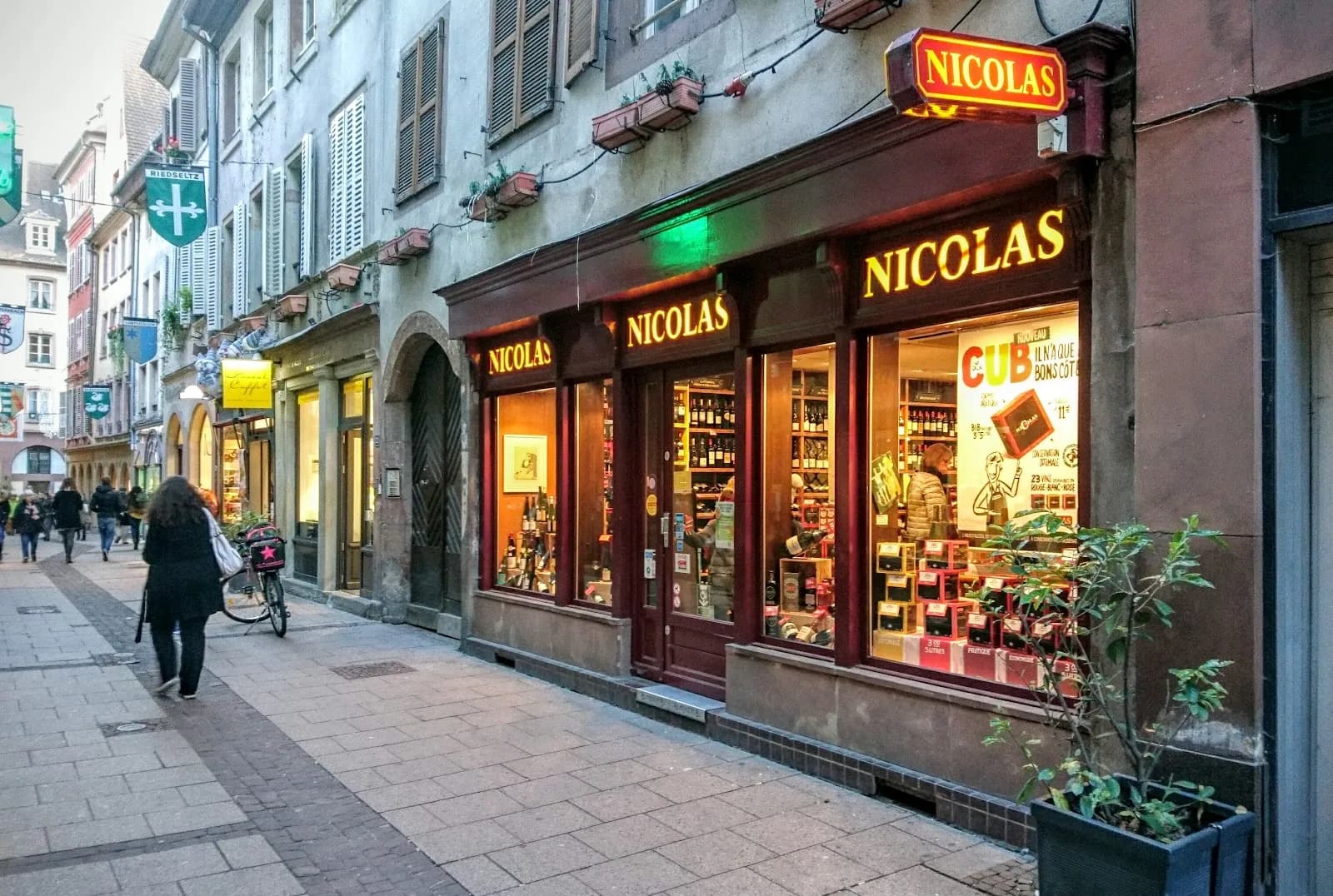 Nicolas Strasbourg, Bars à Grande Île