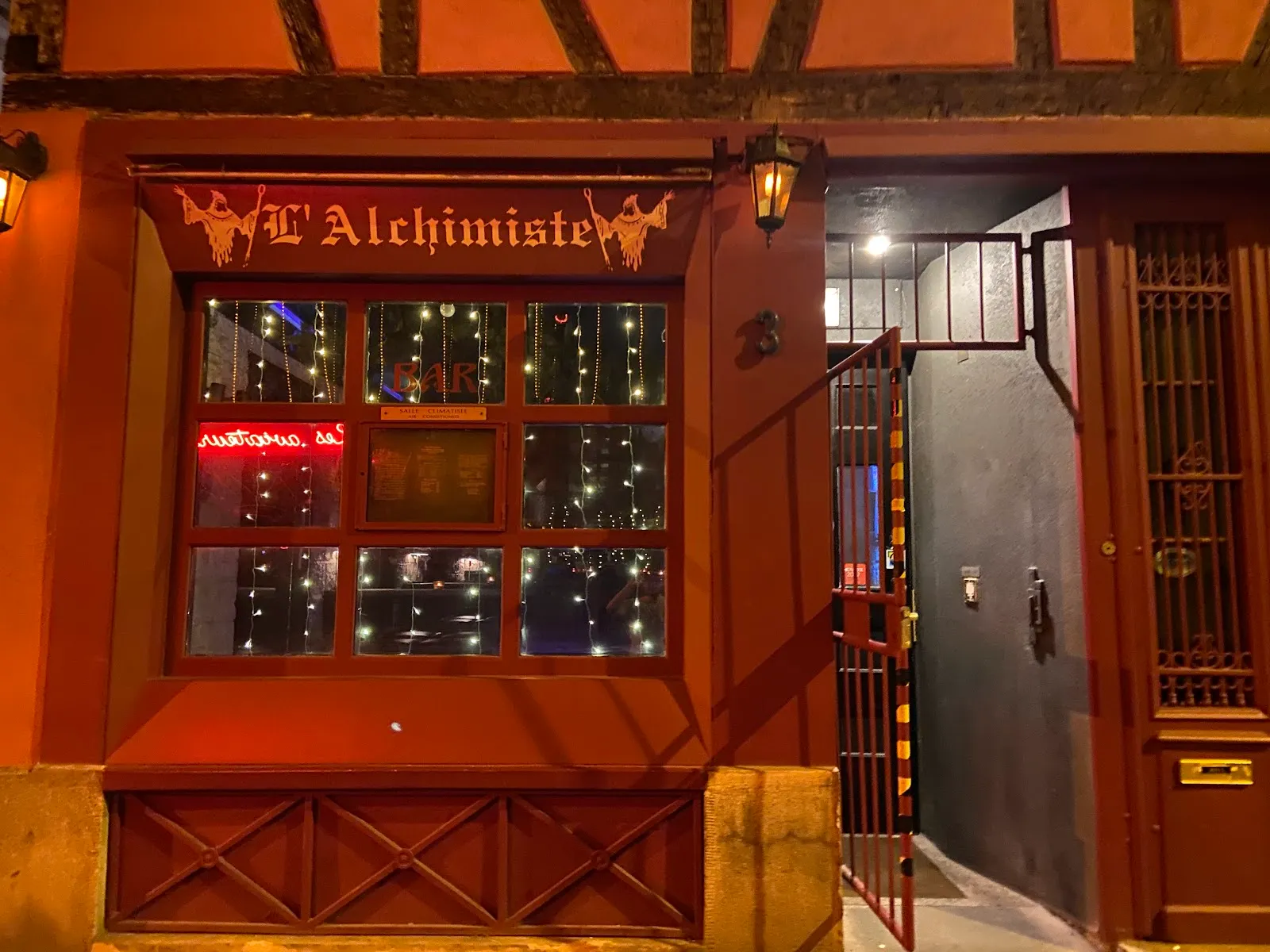 L'Alchimiste, Bars à Grande Île