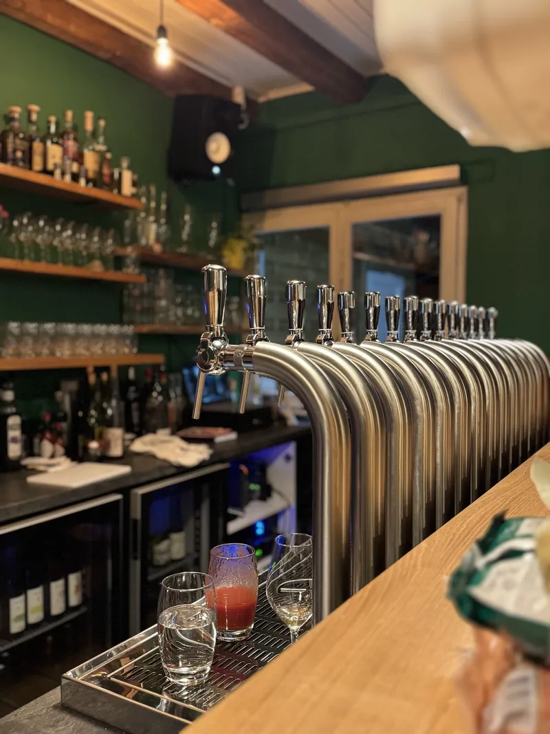 PointBar, Bars in Contades